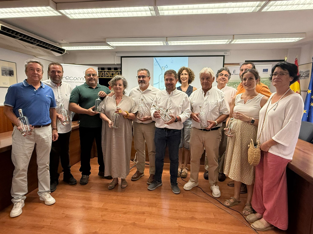 RECAMDER y 19 Grupos de Desarrollo Rural entregarán al sector hostelero del medio rural 100.000 botellas de cristal reutilizables 