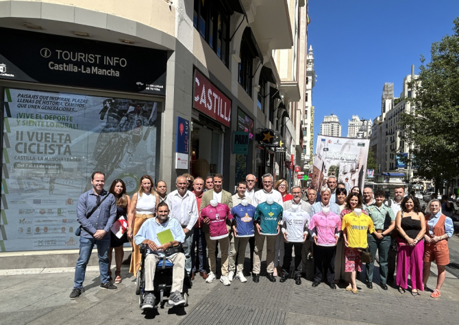 La II Vuelta Ciclista a Castilla-La Mancha LEADER, la única del mundo 100% rural, conquista la capital de España 